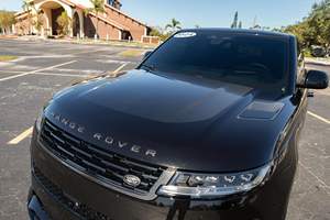 Range Rover Sport SV Edition One 2024 d'occasion en parfait état, faible kilométrage - Product Image 3