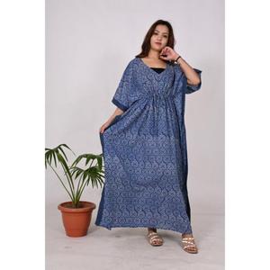 Kaftan en coton bleu indigo écologique pour femmes imprimé en blocs couverture de plage d'été Boho Flair pour voyage se prélasser naturel - Product Image 1