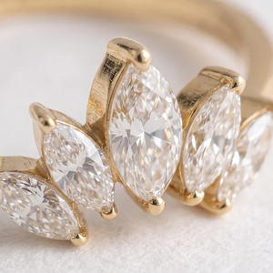 Bague de fiançailles en diamant synthétique taille marquise couleur F clarté VVS2 de 2,00 carats certifiée IGI, en or 10 carats, avec cinq pierres de diamant - Product Image 4