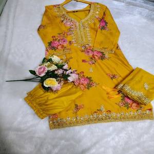 Ensemble Kurti Pant Dupatta en soie Tebby VASTRA COTTAGE pour femmes, imprimé numérique, broderie, travail de séquence, motif de perles, vêtements ethniques de créateur - Product Image 4