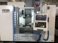 Centre d'usinage CNC vertical entièrement automatique BT40 avec système de contrôle intelligent et broche de 8000 tr/min