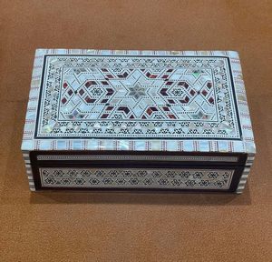 Boîte à bijoux en bois artisanale égyptienne Sultana en nacre – Organisateur de bibelots incrusté de mosaïque (8x5x2,2 po) - Product Image 5