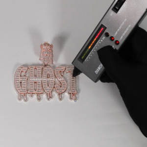 จี้ใหม่พราวที่สร้างขึ้นใน14KT สีโรสโกลด์ประดับด้วยเพชรที่งามตามเหลี่ยมและเจียระไนในห้องปฏิบัติการ - Product Image 4