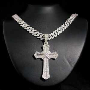 Colgante de Cruz de Jesús en estilo Hip Hop Stud con diamantes de moissanita de corte brillante redondo en oro blanco de 10kt para unisex - Product Image 2