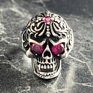 Anillo Gótico de Calavera Hecho a Mano para Hombre, Estilo Punk Bohemio Motero, Diseño Oxidado con Incrustaciones, Regalo Especial para Motociclistas y Amantes de la Guitarra - Product Image 2