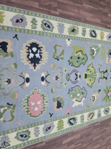 พรมวิ่งสไตล์โบราณ โอชาค ทำจากขนสัตว์ ขนาด 2x8 ฟุต พื้นหลังสีน้ำเงิน ลายดอกไม้สีชมพูและสีเขียว ทอมือ ขนาดสั่งทำได้ สำหรับปูทางเดิน - Product Image 5