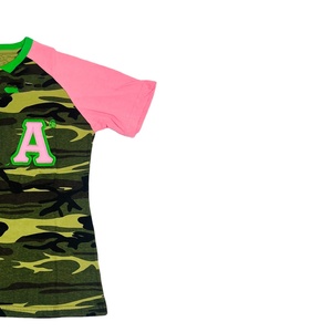 T-shirt à manches courtes 100 % coton Camo Alpha pour homme avec logo personnalisé, vêtements de sororité grecque rose et vert, tenue universitaire - Product Image 3
