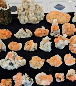 Spécimen de pierre précieuse Stilbite orange avec calcédoine Prenite Stalactites Géode d'Inde Nombreux Lots Disponibles en Stock - Product Image 1