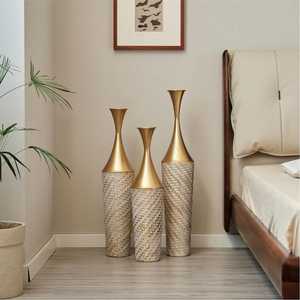 Vase à fleurs en métal doré haut de gamme, moderne, fin et brossé, pièce maîtresse pour la décoration de la maison, mariage et salon d'hôtel - Product Image 3