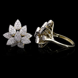 Anillo de diamantes de racimo floral de oro amarillo de 14 quilates para mujer declaración de cóctel audaz con diamantes redondos naturales con motivo de pétalo - Product Image 1