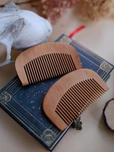 PELO MEJOR Viaje Portátil Estilo chino Hecho a mano Sándalo Pintado Tallado Peine de madera - Product Image 6