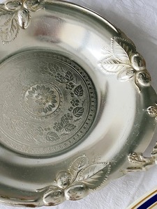 Placa de cargador en relieve Floral de plata Vintage con asas adornadas para decoración de mesa de comedor plato de servicio y uso doméstico festivo - Product Image 3