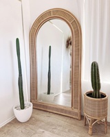 Nouveaux produits uniques support de miroir ondulé cadre en rotin sur pied, grands accessoires d'intérieur de sol