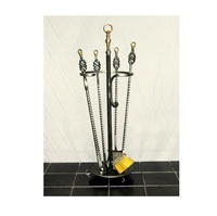 Outils décoratifs en laiton avec support assorti et longues poignées, idéaux pour les foyers confortables ou les cheminées de salon formelles