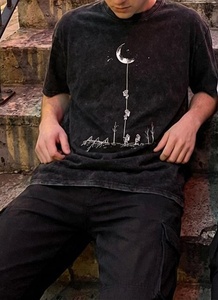 T-shirt en coton 300 g/m² à épaules tombantes, imprimé personnalisé motif Lune et Arbre, sérigraphie, délavage acide vintage, coupe basse régulière, fournisseur - Product Image 4