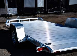 รถพ่วงพื้นเรียบแบบใหม่ ขนาด 40 ฟุต โครงสร้างเหล็กแข็งแรง 3 เพลา รับน้ำหนัก 2-3 ตัน สำหรับขนส่งสินค้าและอุปกรณ์ - Product Image 3