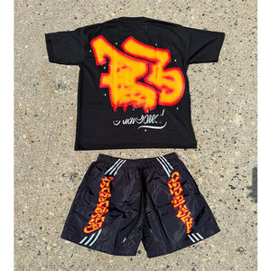 ชุดวอร์มผู้ชายสไตล์วินเทจ ผ้าฝ้ายเนื้อนุ่ม สีพื้น ใส่สบายสำหรับฤดูร้อน ระบายอากาศได้ดี ดีไซน์ประดับเพชรด้านหน้า เสื้อยืดและกางเกงขาสั้นแบบสั่งทำพิเศษ - Product Image 1