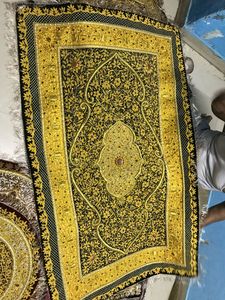 Tapis de bijou Zari tissé à la main Une fusion somptueuse de fils d'or et de pierres semi-précieuses pour des intérieurs exclusifs - Product Image 3