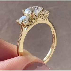 Bague de fiançailles à trois pierres en diamant de laboratoire certifié IGI 1,70 carat total, couleur D-E-F, pureté VVS-VS, forme ronde - Product Image 6
