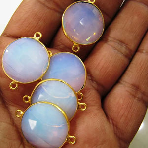 Conector de Briolette con forma de moneda de opalita blanca, bisel de doble bucle, precios al por mayor, joyería de alta calidad, amuletos vendidos por pieza - Product Image 1