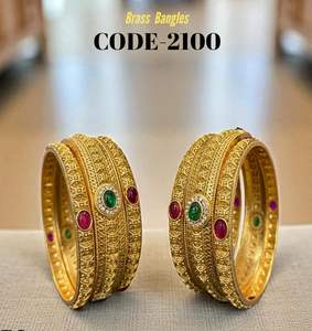 Magnifiques bracelets en laiton de style Rajwadi avec design inspiré du temple Pierres étincelantes Finition dorée classique pour les collections de mariée - Product Image 4