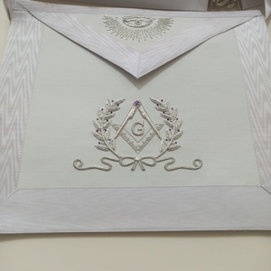 Elegante delantal blanco masónico maestro masónico bordado a mano detalles plateados con diseño de ojo que todo lo ve y cuadrado y brújula - Product Image 5