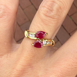 Anillo de Compromiso y Boda de Oro Amarillo de 14K con Rubí Natural en Forma de Pera y Diamantes Baguette, Estilo Toi Et Moi - Product Image 1