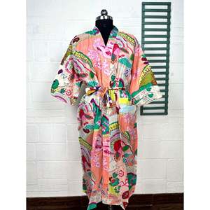 Bata de Casa Ligera de Algodón Estilo Boho-Kimono con Estampado de Mariposas y Flores Hecho a Mano en India, Ideal como Cubrebaño - Product Image 1