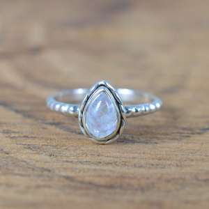 Anillo fino de Plata de Ley 925 hecho a mano, piedra lunar arcoíris Natural clásica única, piedra preciosa personalizable, diseño de rodio eterno - Product Image 1