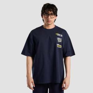 Camiseta Azul Marino Elegante de la Marca Only Motive, 100% Algodón Orgánico, Tejido Jersey Comprimido de Triple Mezcla, Corte Ajustado con Estampado - Product Image 2