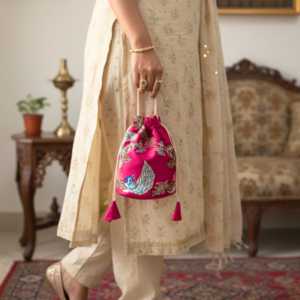 Bolso de Mano de Lujo Estilo Clutch, Color Fucsia Peacock Banarasi, con Forro de Satén, Decoración de Perlas, para Bodas y Eventos - Product Image 3