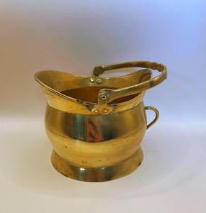 Cubo de carbón de latón recuperado con acabado natural y base sólida hecha para decoración rústica del hogar o uso de almacenamiento de cenizas de leña - Product Image 1