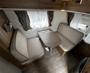 Caravane confortable E=r=i=b=a Touring 550 neuve, mini-caravane de 1 400 kg, remorque de camping à vendre à prix avantageux - Product Image 5