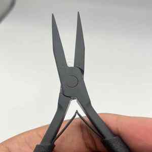 Alicates para extensión de cabello de nariz plana Logotipo personalizado Herramientas de extensión de cabello multifuncionales de acero inoxidable negro mate - Product Image 5