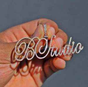 Colgante personalizado de moissanita natural de 1.50CT para hombre, chapado en oro y plata 925 con nombre de letra de 2 tonos para fiestas - Product Image 4