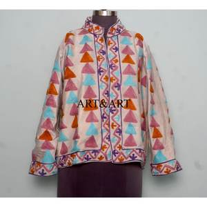 Chaqueta Acolchada de Mujer Bordada a Mano con Terciopelo Suzani, Estilo Bohemio Clásico y Elegante, Algodón Ecológico - Product Image 1