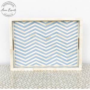 Plateau en bois artisanal avec motif chevron bleu Design élégant pour servir des collations au petit-déjeuner ou un décor de table à la maison - Product Image 1