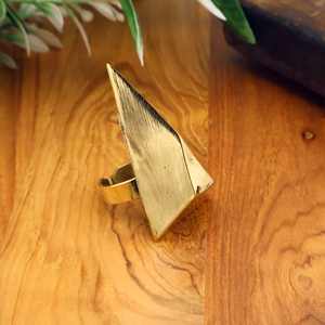 Anillo delicado de triángulo grande, anillo geométrico hecho a mano, anillo de triángulo de gran declaración, anillo mínimo para hombre. - Product Image 1