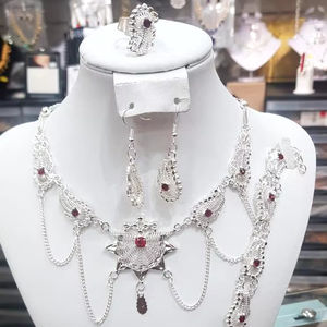 Ensemble de bijoux vintage en plaqué or 22 carats style Comores Mayotte comprenant un collier incrusté de diamants des États-Unis et de la France. - Product Image 1