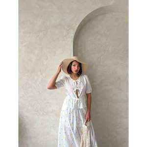 Blusa de voile bordada con lazo frontal para mujer - Product Image 3