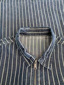 T-shirt boxy court de haute qualité 100% coton rayé bleu et blanc avec col zippé et logo personnalisé sur les poches - Product Image 3