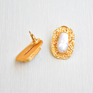 Boucles d'oreilles en laiton de qualité supérieure, plaquées or, avec pierres organiques, finition laiton satiné, style avant-gardiste, vente en gros - Product Image 4