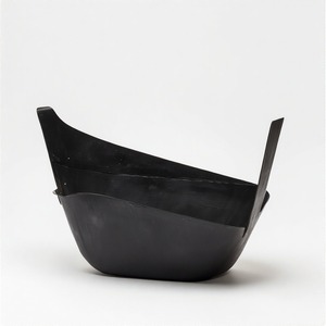 Panier de Noël décoratif en métal percé en or mat, conçu pour recouvrir les bases des arbres avec un charme luxueux et artisanal. - Product Image 5