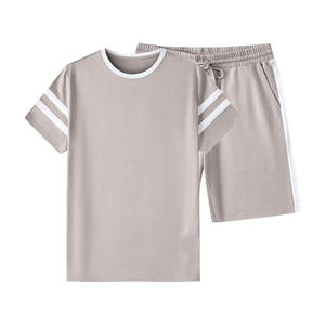 ชุดออกกำลังกายฤดูร้อนสำหรับผู้ชายไซส์พลัสแบบกำหนดเองได้ เสื้อยืดและกางเกงขาสั้นผ้าฝ้ายผสมโพลีเอสเตอร์ระบายอากาศดี ออกแบบเองได้ สไตล์ไฮสตรีท - Product Image 1