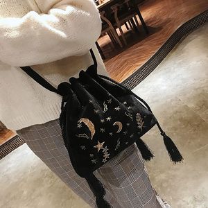 กระเป๋า POTLI อินเทรนด์และล่าสุดที่มีการเย็บปักถักร้อยที่สวยงาม ZARI บนผ้ากำมะหยี่สำหรับงานปาร์ตี้และงานแต่งงาน @ 2022 - Product Image 1