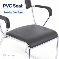 Chaise de visiteur moderne en similicuir PVC noir avec accoudoirs rembourrés et base chromée pour réunions de bureau, réceptions et salles d'attente