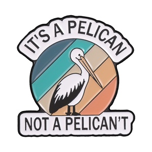 Spilla in metallo smaltata <span class=keywords><strong>con</strong></span> cartone animato 'Pelican Not Pelican't', divertente <span class=keywords><strong>gioco</strong></span> di <span class=keywords><strong>parole</strong></span> <span class=keywords><strong>con</strong></span> pellicano, distintivo da borsa o risvolto, regalo di gioielleria per amici - Product Image 2