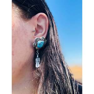 Pendientes Colgantes Hechos a Mano Estilo Navajo con Turquesa Egipcia y Plata de Ley, Diseño Elegante en Forma de Pluma - Product Image 2