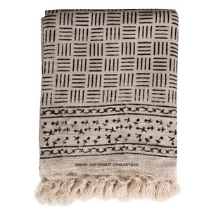 Sofá de algodón bohemio hecho a mano con estampado de bloque indio tradicional con borlas para uso en viajes - Product Image 1