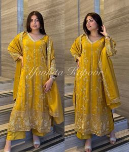 Nouvelle collection de mode pour femmes Pure Heavy Chinnon Silk Pakistanais Salwar Kameez Set pour la mode de tous les jours - Product Image 3